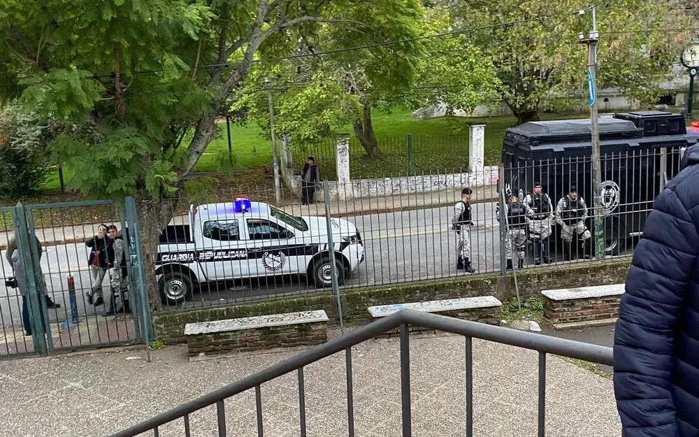 Móviles de la Guardia Republicana en las afueras del liceo Bauzá