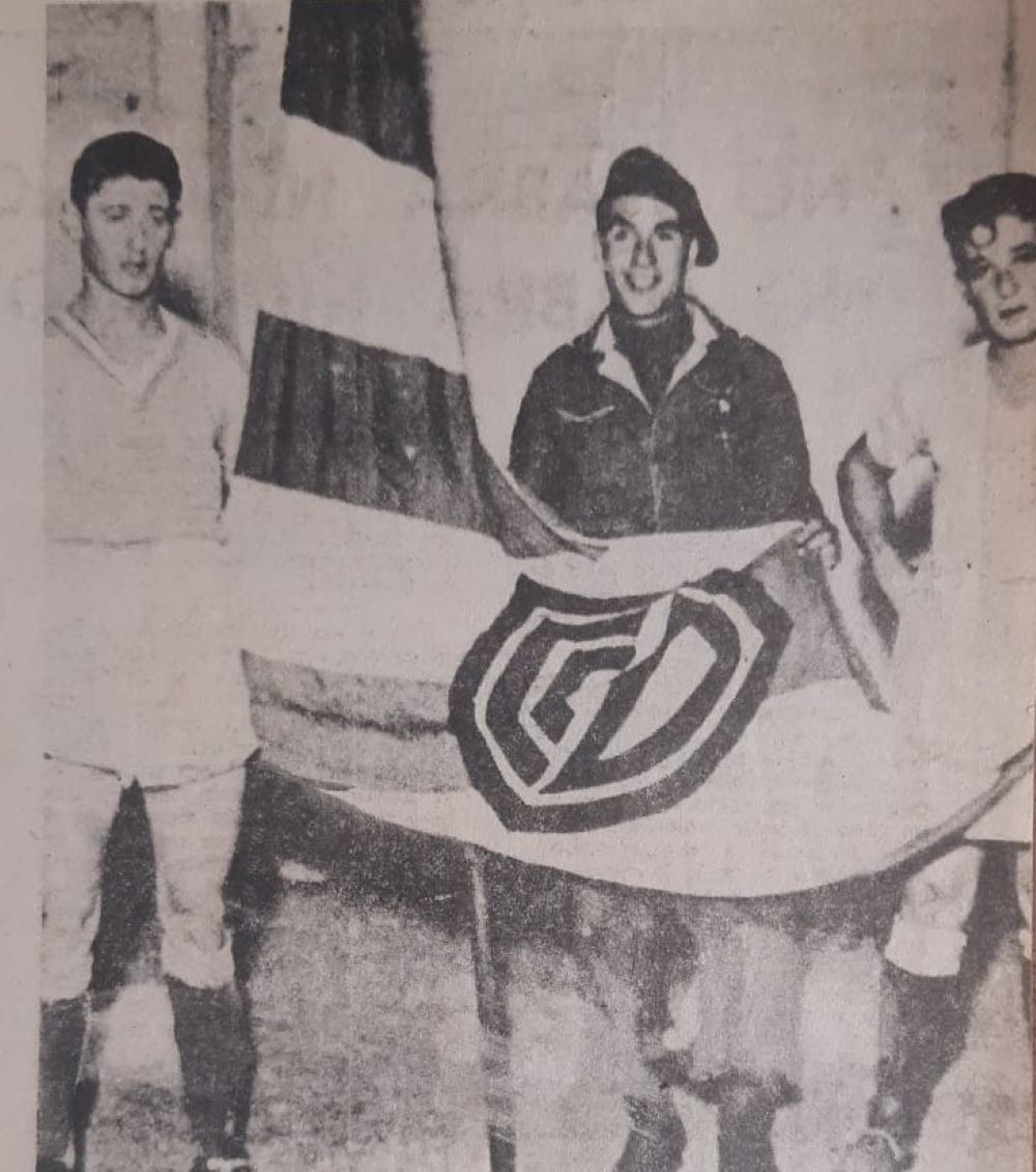 A la izquierda, Juan Alberto Schiaffino, la noche de su debut con la selecci&oacute;n uruguaya antes de hacerlo con la Primera divisi&oacute;n de Pe&ntilde;arol; sobre la derecha, aparece su hermano, Ra&uacute;l Schiaffino, quien en esa jornada anot&oacute;, a pase de Pepe, el empate ante Argentina