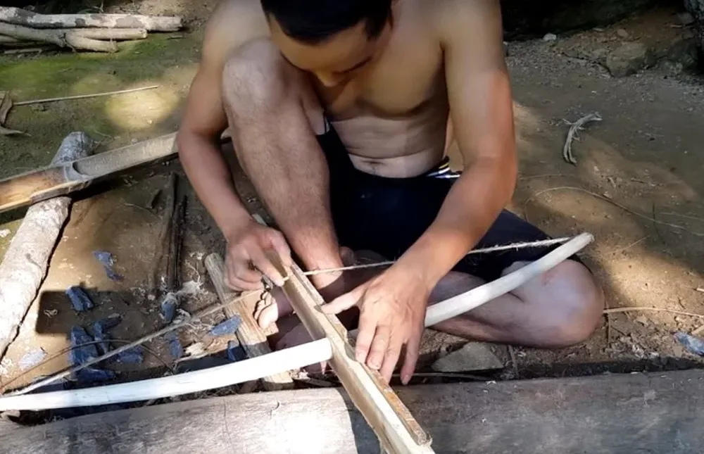 Los tutoriales incluyen consejos para construir armas para cazar.