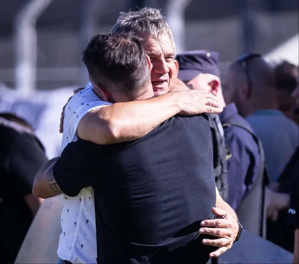 Mario Saralegui se abraza con Antonio Pacheco y en su camisa, se pueden apreciar detalles de distintas palmeras en homenaje a la icónica palmera de Jardines del Hipódromo que tiene los días contados