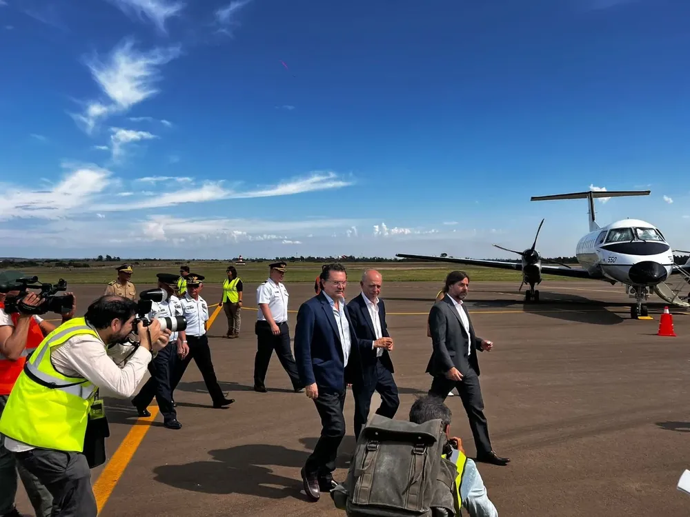 Inauguración del Aeropuerto Internacional de Salto; llegan el presidente Luis Lacalle Pou, el secretario de Presidencia, Rodrigo Ferrés, el ministro de Defensa, Javier García