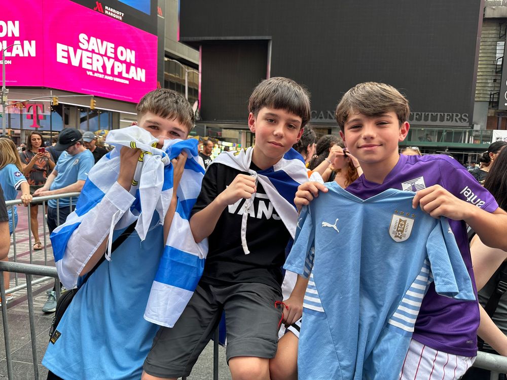 Los hinchas de la selecci&oacute;n de Uruguay se hicieron presentes en Times Square, en pleno coraz&oacute;n de Nueva York, en esta Copa Am&eacute;rica 2024
