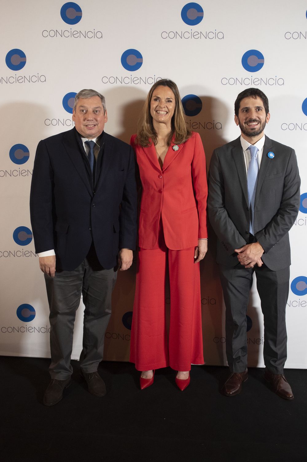 El embajador de Uruguay en la Argentina Carlos Fernando Enciso Christiansen junto a Silvana Vives y Juan Manuel Fernández Alves El embajador de Uruguay en la Argentina Carlos Fernando Enciso Christiansen junto a Silvana Vives y Juan Manuel Fernández Alves