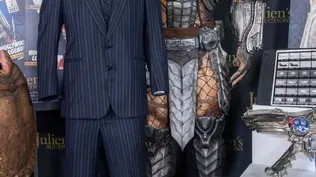 El traje que luce Al Pacino en Scarface y el traje en tamaño real de Xenomorph.