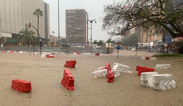 Las fuertes trombas de agua y granizo que se registran este miércoles en Málaga dejaron inundaciones. EFE