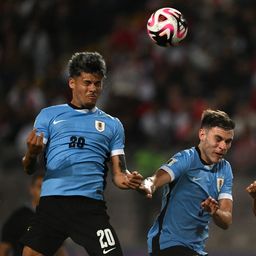 Maximiliano Araújo y Manuel Ugarte de Uruguay ante Perú