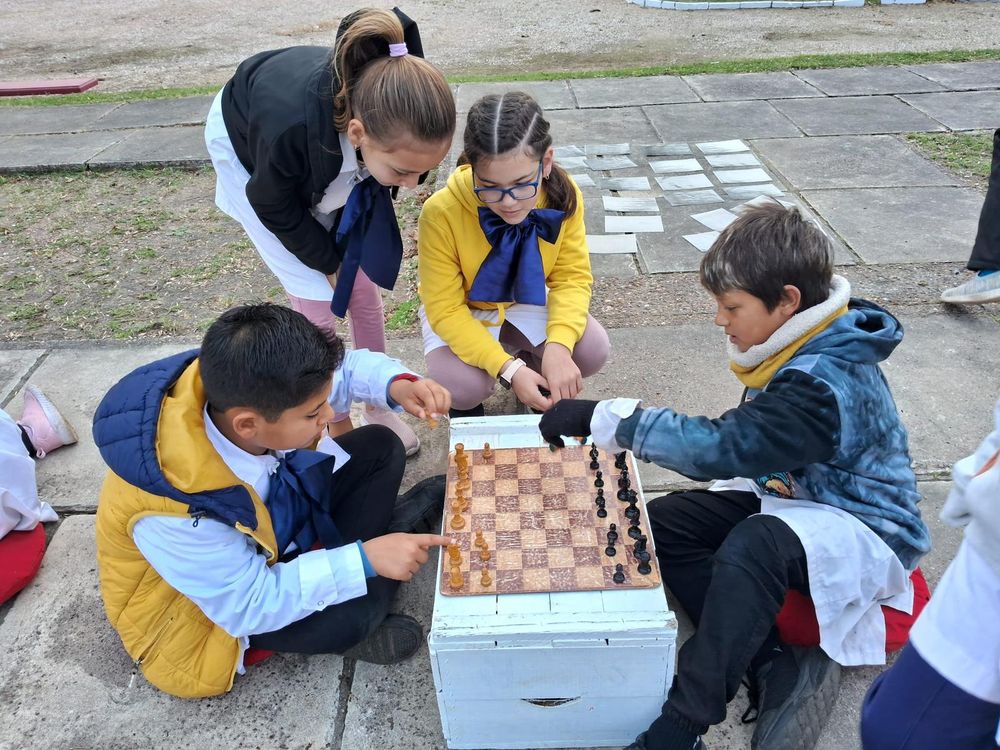 Niños escolares jugando al ajedrez