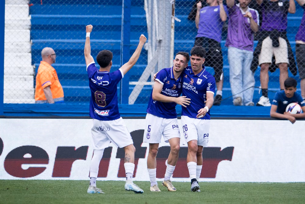 Los jugadores de Defensor Sporting celebran el primer tanto ante Nacional por el Torneo Clausura