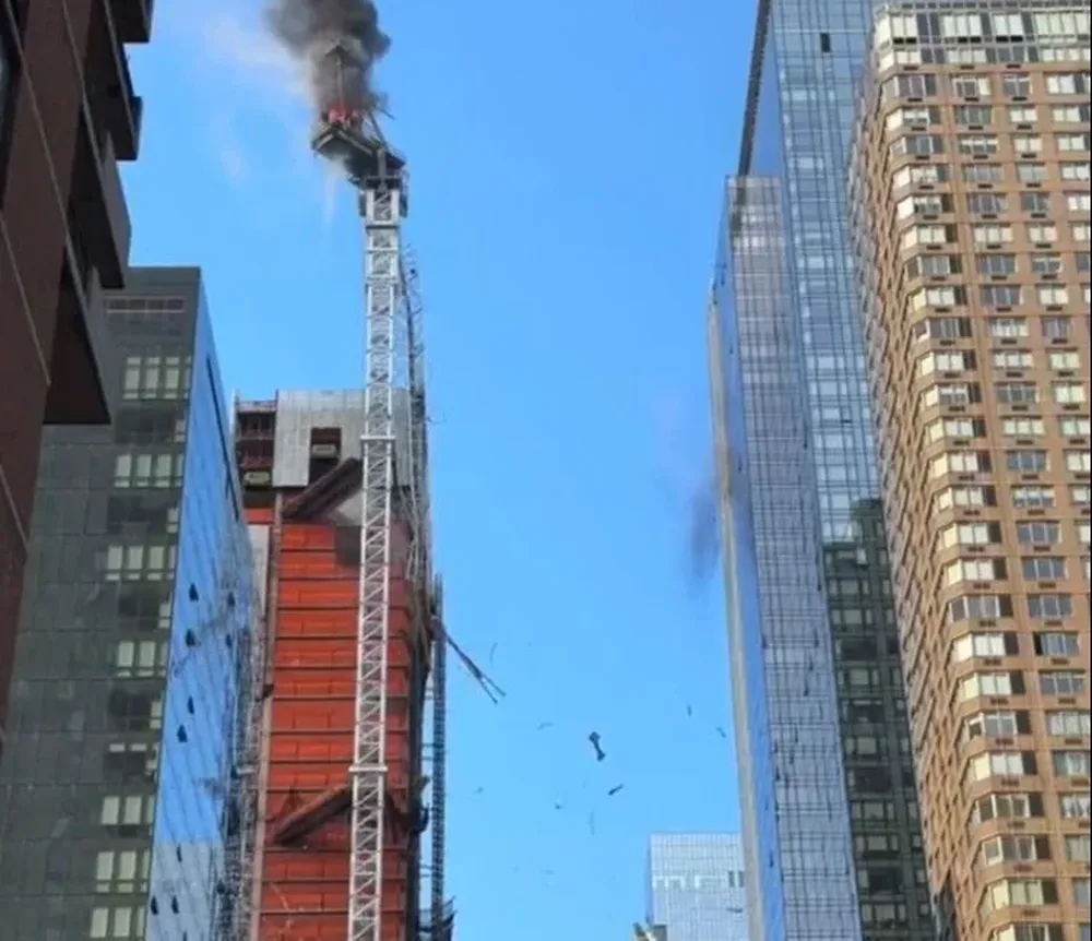 Captura del momento en que cae una grúa en Nueva York
