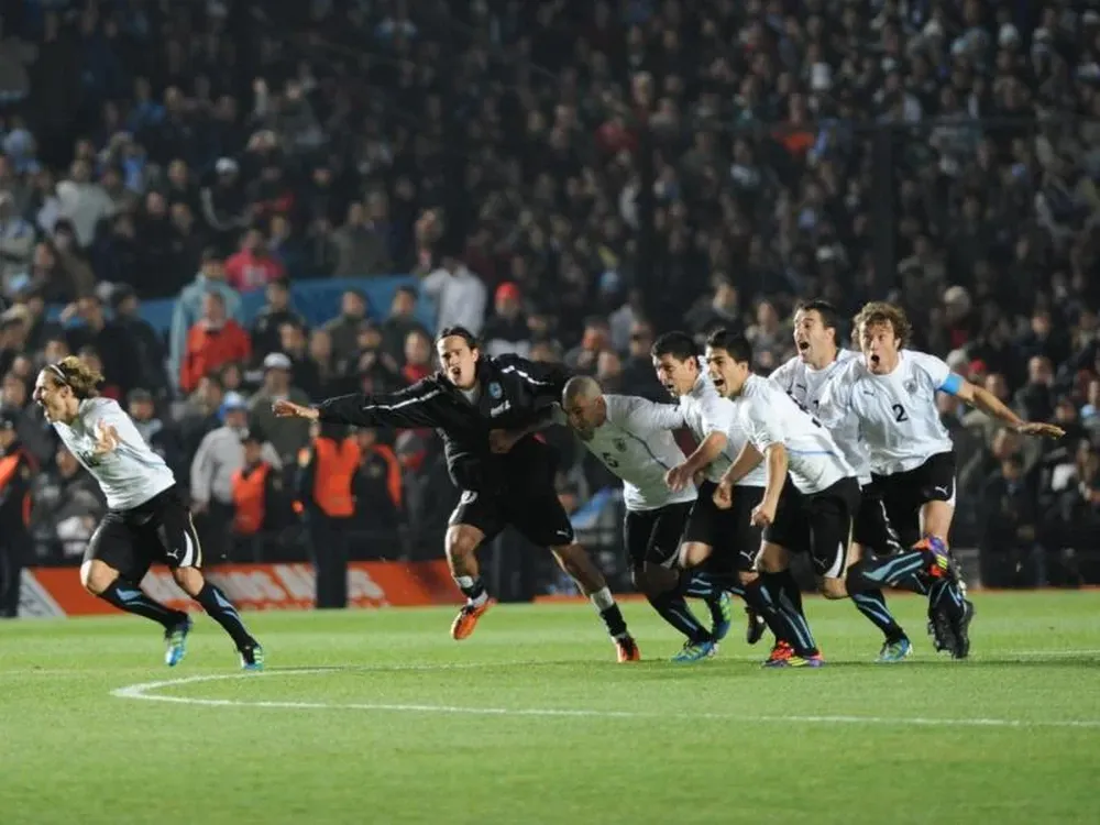 El festejo uruguayo tras ganarle los penales a Argentina en la Copa América 2011
