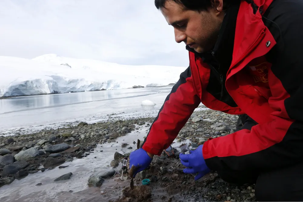 El científico Juan Pablo Monrás toma muestras de tierra en la Isla del Rey Jorge, en las Islas Shetland del Sur, Antártica