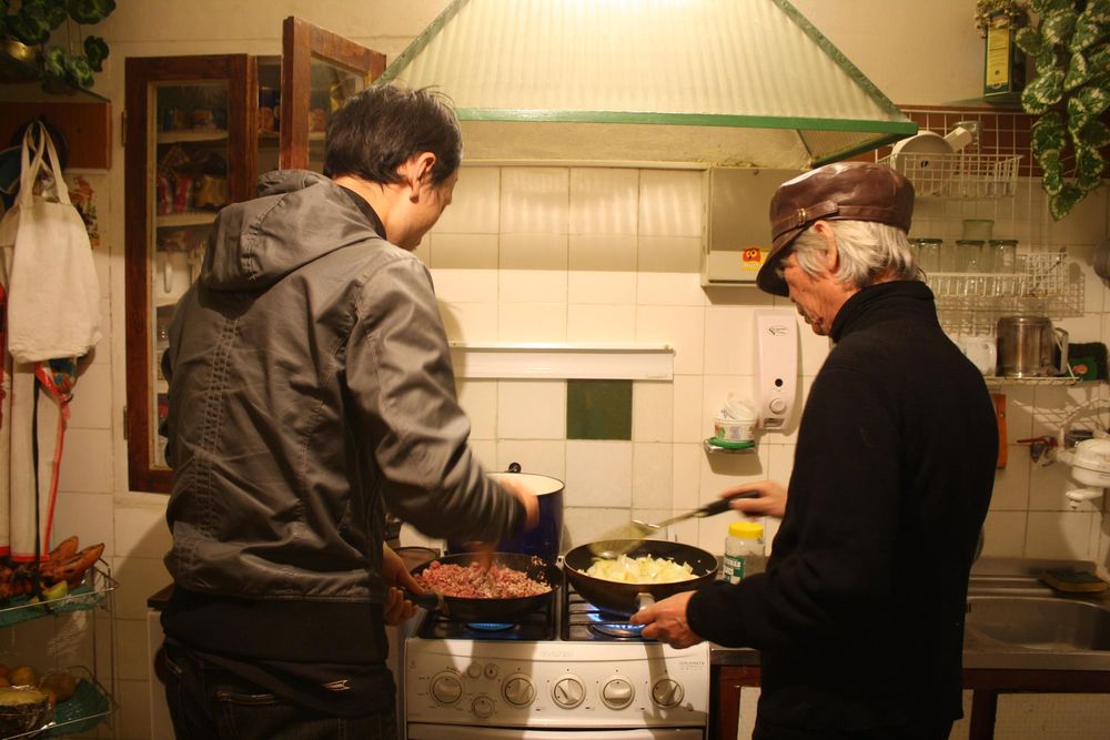 El arquitecto japonés Hiroshi Hara cocinando