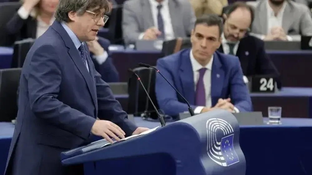 Pedro Sánchez y Carles Puigdemont, candidato en la elección del 12M.