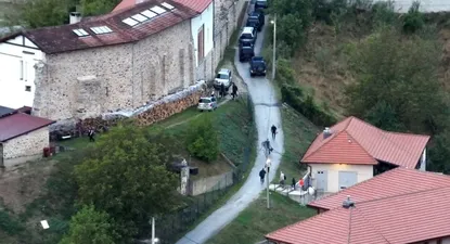 La policía kosovar evacúa residentes de las zonas que rodean el monasterio donde estaban atrincherados los hombres armados.
