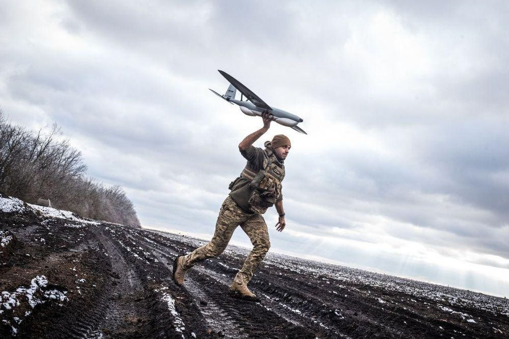 Un soldado ucraniano opera un dron de reconocimiento en el área de Pokrovsk.