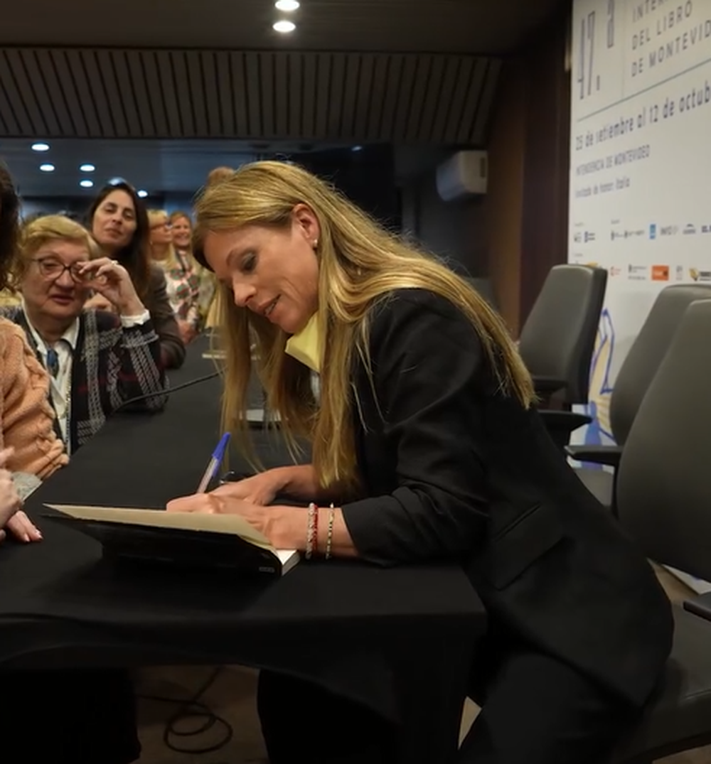 Lorena Ponce de León en la presentación de su libro
