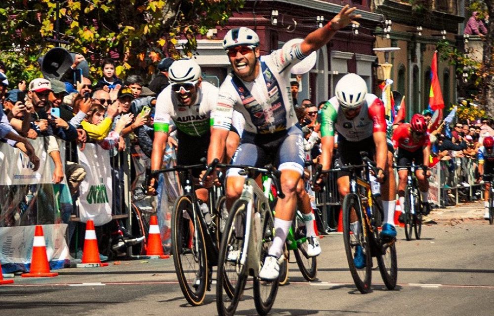 Leonel Rodríguez ganó en el sprint final y llegó primero a Trinidad en la Vuelta Ciclista del Uruguay