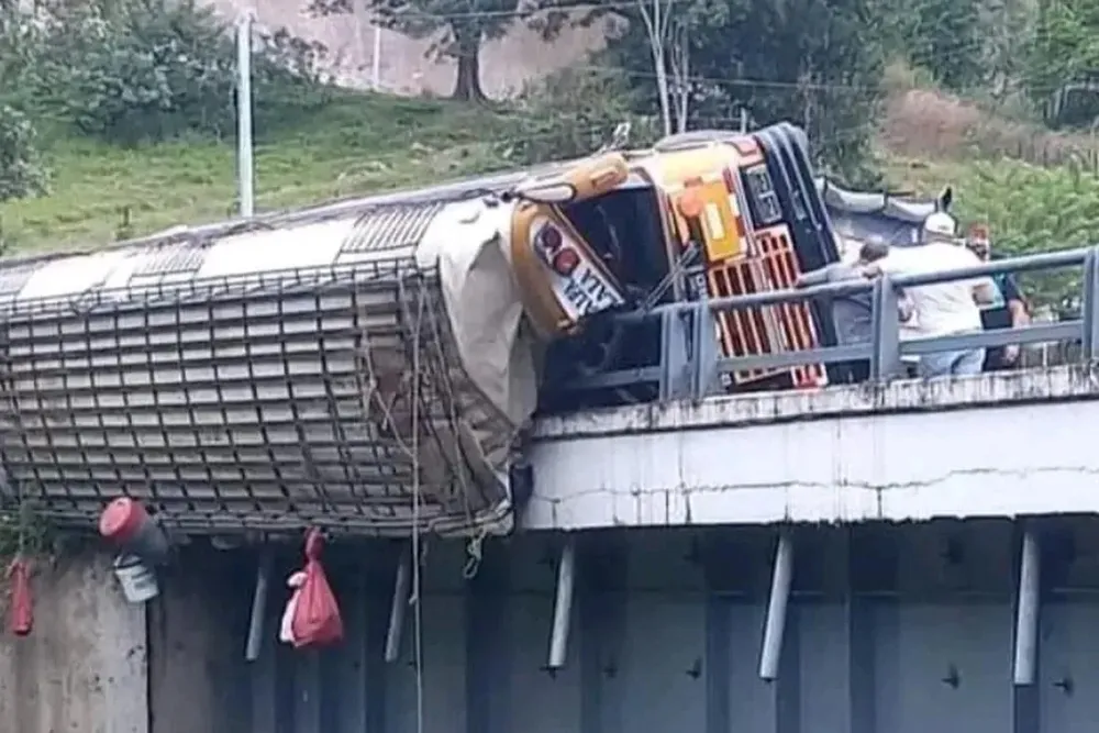 El conductor del autobús habría perdido el control del vehículo, lo que ocasionó su vuelco.