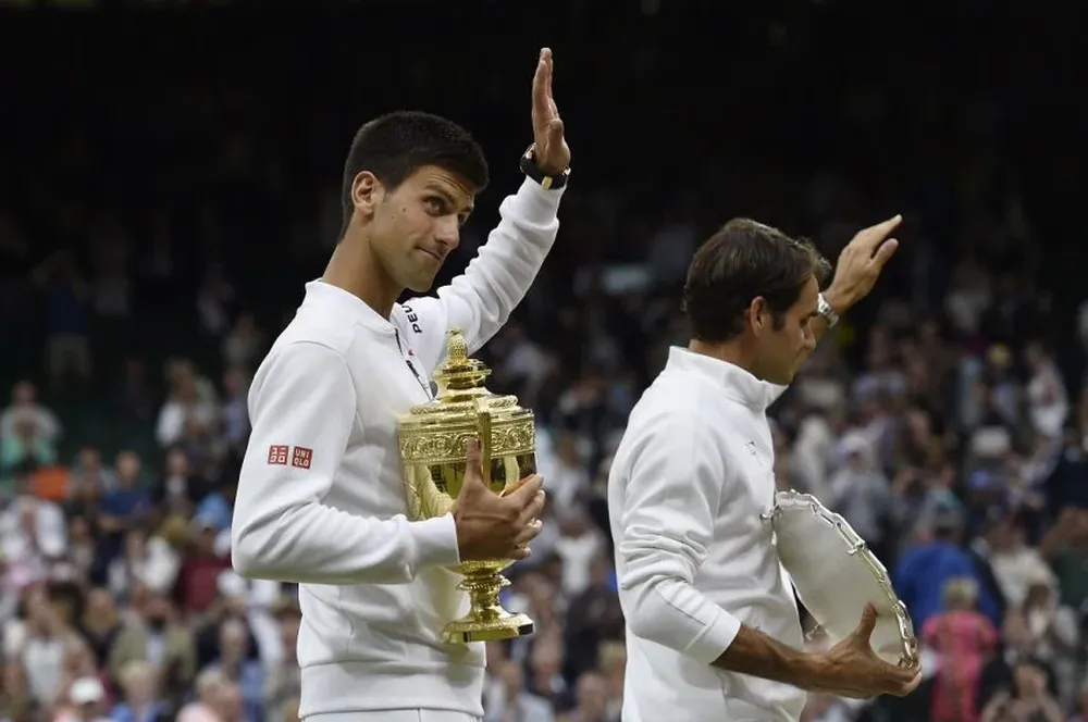 Djokovic, con el trofeo de Wimbledon, y Federer