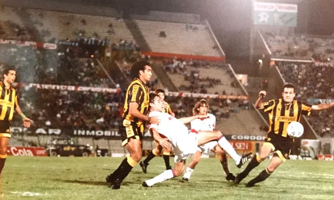 Robert Lima disputando un clásico contra Nacional en una liguilla