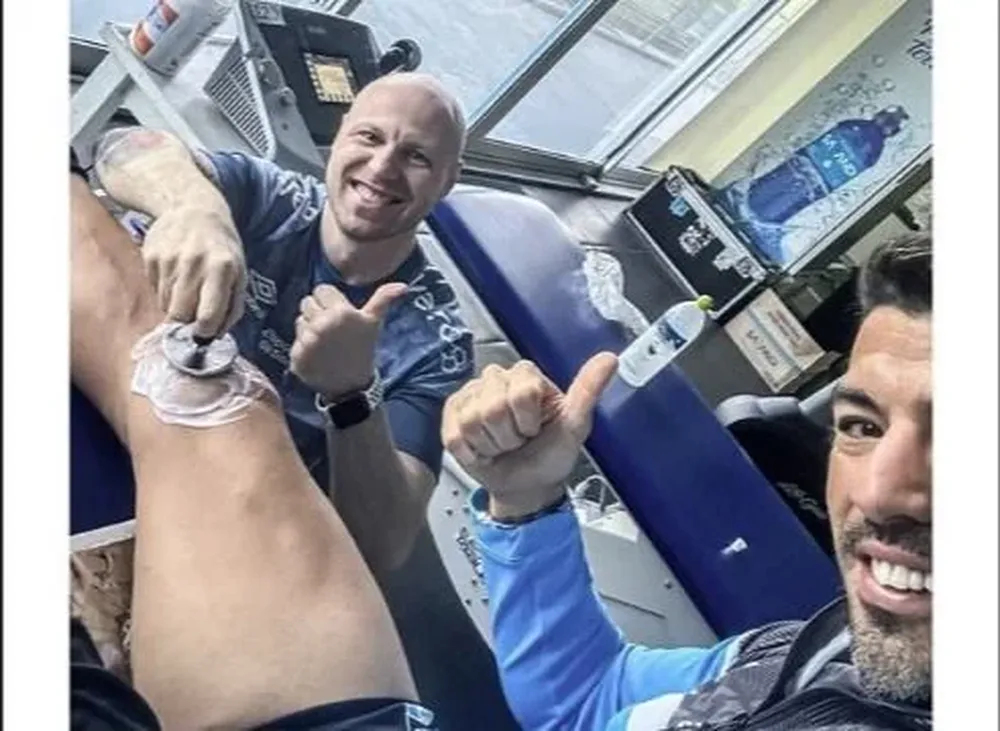 Luis Suárez y la rodilla