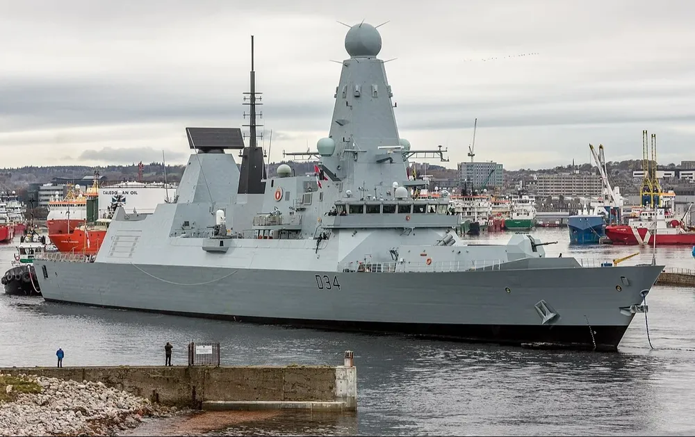 El HMS Diamond de la Real Marina Británica, forma parte de la fuerza multinacional que patrulla el Mar Rojo.