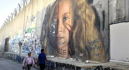 Un retrato gigante de Ahed Tamimi fue pintado cerca de la ciudad de Belén sobre el muro de separación construido por los israelíes en Cisjordania.