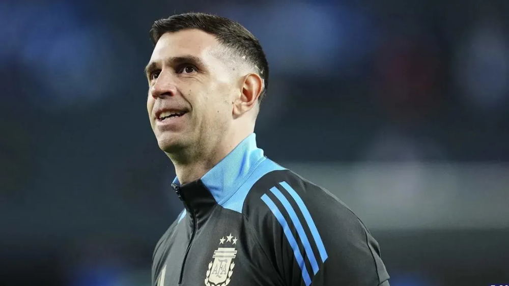 El Dibu Martínez tuvo un enorme gesto con un niño en la concentración de la Selección Argentina