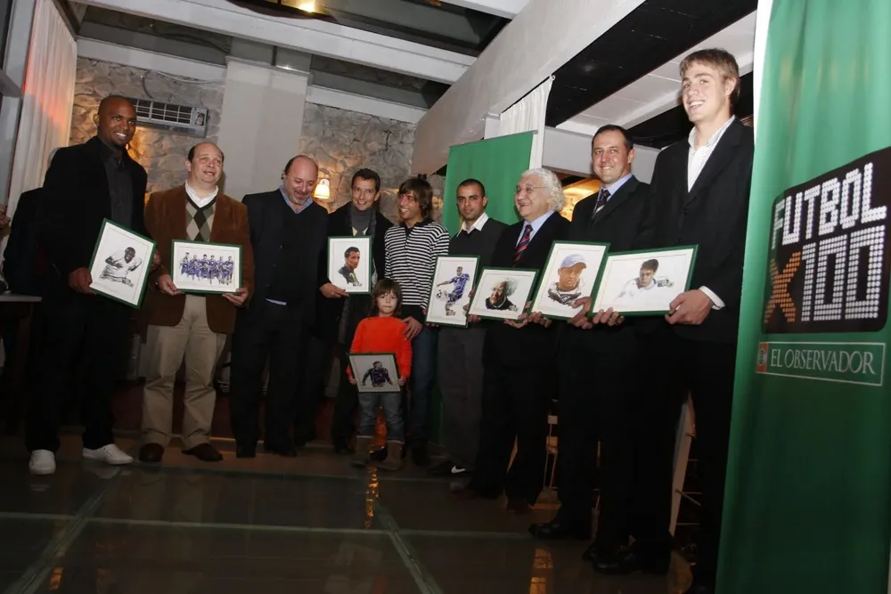Los ganadores de Fútbolx100 de la temporada 2008-2009: Santiago García, Dante Prato, Fernando Sobral, Jorge Larrionda, Julio Marchant, Diego De Souza, Ricardo Alarcón, Javier Carballo, Sebastián Coates