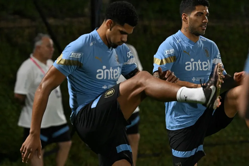 Ronald Araujo junto a Luis Suárez