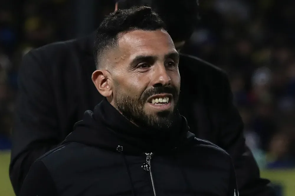 Debuta Tévez en el Rojo