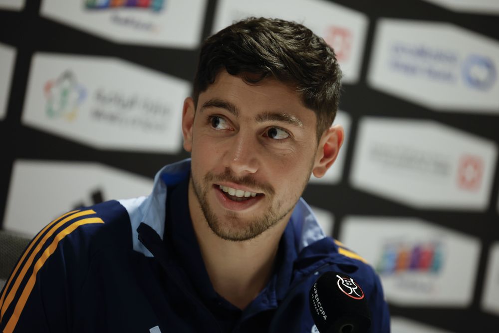 El centrocampista uruguayo del Real Madrid, Federico Valverde, durante la rueda de prensa ofrecida este sábado en Yeda, en la víspera de la final de la Supercopa de España de fútbol que les enfrenta al Barcelona. 