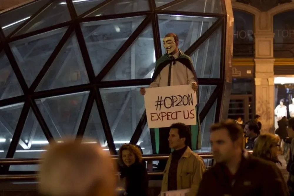 Un manifestante en la Plaza del Sol