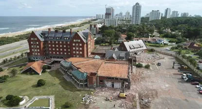 El derrumbe del hotel San Rafael de Punta del Este, donde el grupo Cipriani construirá un nuevo complejo con casino privado