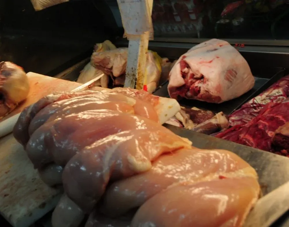 El precio del pollo en promedio al público y dependiendo de las zonas, es de $ 89 el kilo