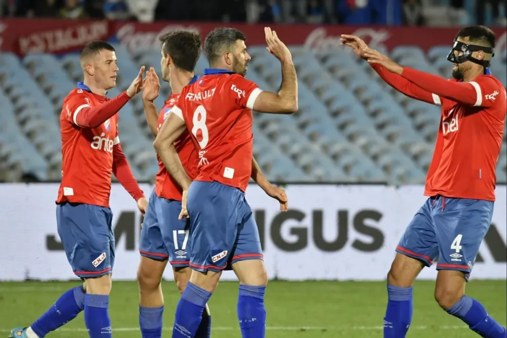 Festejo de Gigliotti con el enmascarado Risso