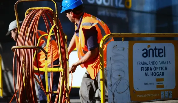 Antel planea extender la fibra óptica a los hogares para mejorar el servicio de sus clientes.