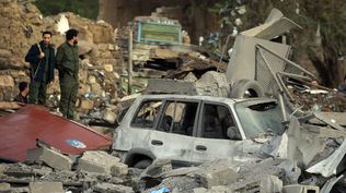 Milicianos hutíes inspeccionan uno de los lugares afectados por los bombardeos de EE.UU. durante el fin de semana del 15 de marzo.