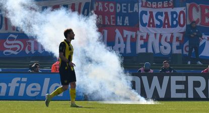 Bengala tirada por hinchas de Nacional
