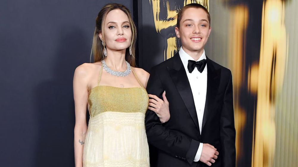 Knox Jolie-Pitt, hijo de Angelina Jolie y Brad Pitt, reapareció públicamente tras tres años de ausencia en eventos mediáticos.&nbsp;