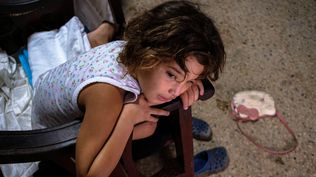 La pequeña Atenea vive en un pequeño apartamento con su familia en La Habana. Tiene una hermana mayor llamada Sandra, que vive en República Dominicana. Espera que su hermana se la lleve con ella.