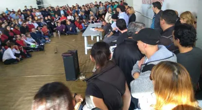 Trabajadores de Tienda Inglesa en una asamblea