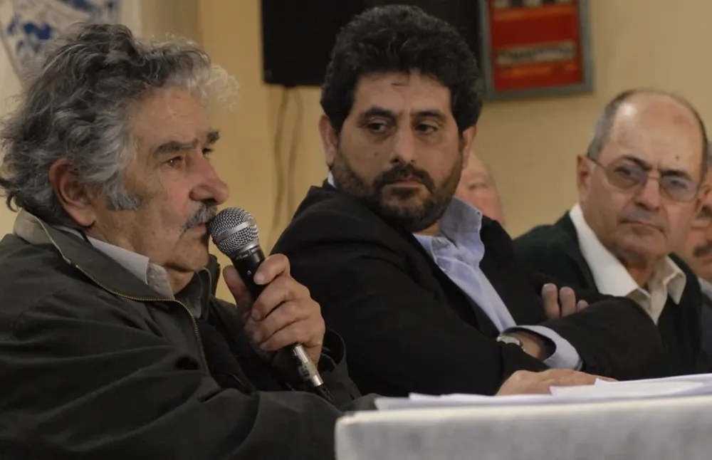 Mujica, cuando era ministro de Ganadería, en una visita a Comisión Nacional de Fomento Rural