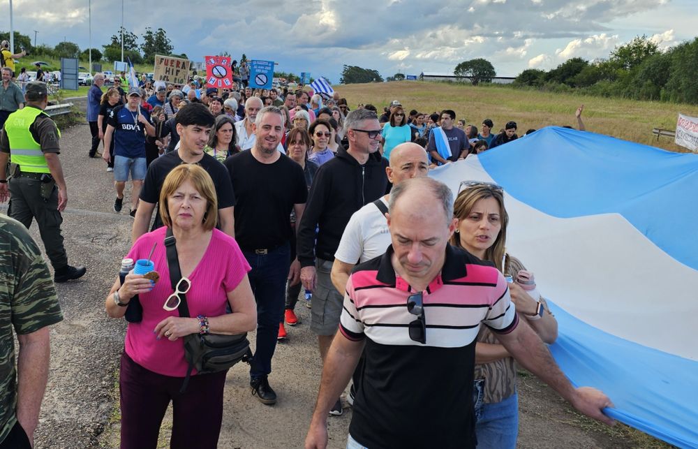 La manifestación hacia el puente fronterizo en Colón