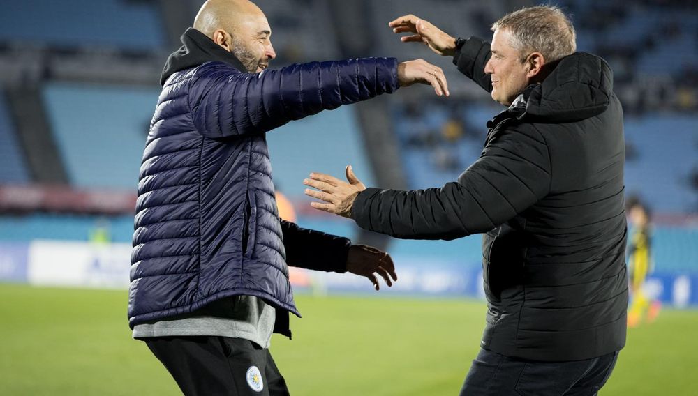 Marcelo Méndez y Diego Aguirre, los técnicos de Montevideo City Torque y Peñarol, respectivamente, se saludaron previo al encuentro por Copa AUF Uruguay