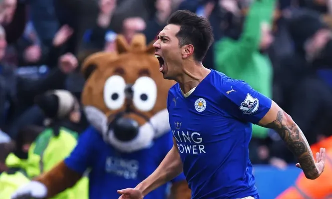 Ulloa festeja el gol para el triunfo de Leicester ante Norwich, para seguir líder de la Premier