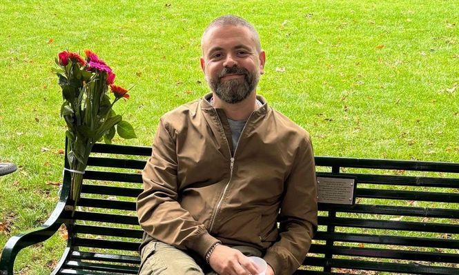 Geraint, visto aquí en el banco conmemorativo de su esposa, dice que acepta que su dolor "nunca desaparecerá".