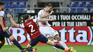 El cruce de Godín con Ibrahimovic, quien le dedicó su segundo gol con un gesto polémico