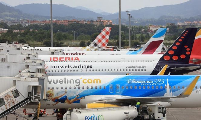 Vista de varios aviones en el aeropuerto de Barajas.