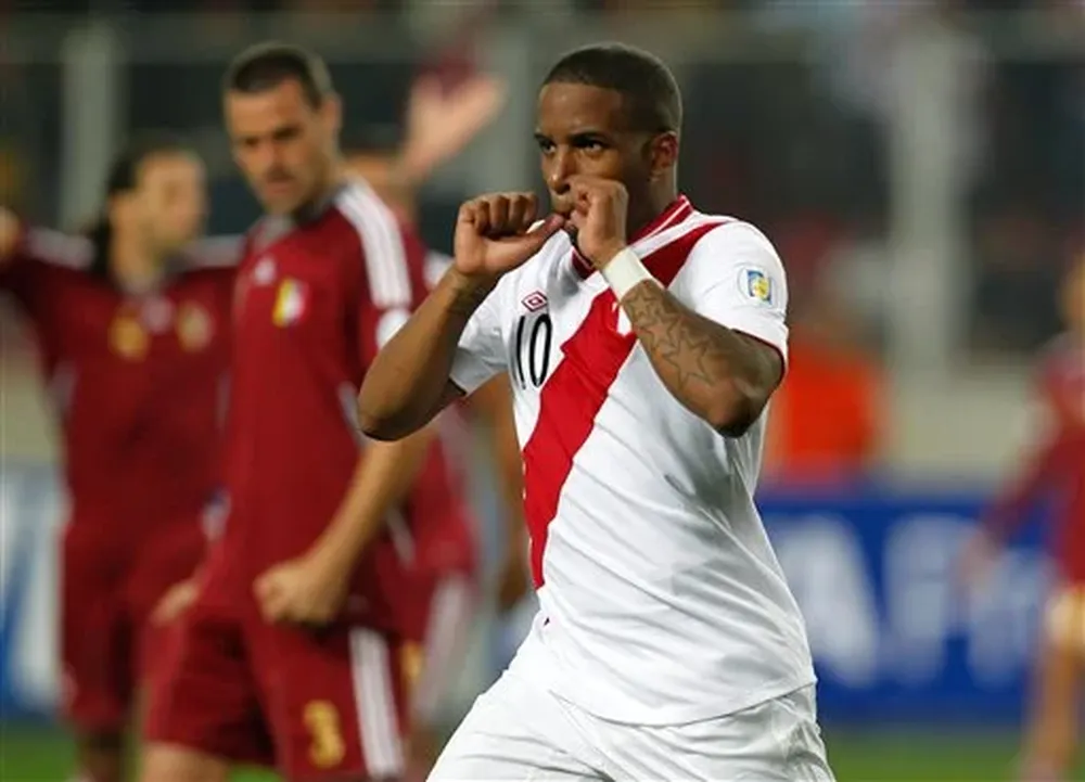 Jefferson Farfan celebra su gol ante Venezuela